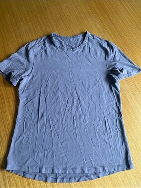 Men’s Lululemon athletic T-shirt  Gray M